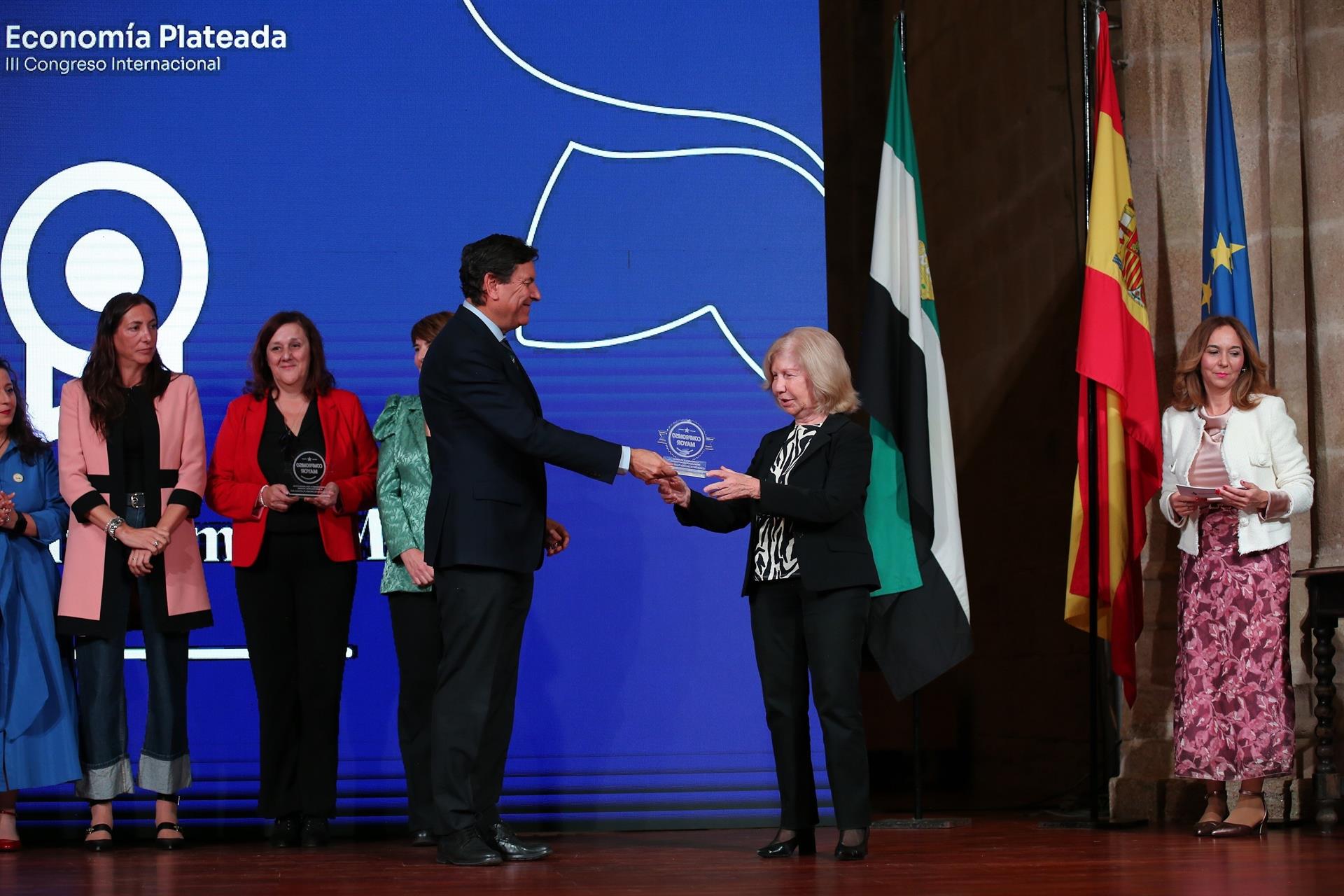 Extremadura, CyL y Andalucía firman el Manifiesto de la Economía Plateada para impulsar el talento sénior Extremadura, CyL y Andalucía firman el Manifiesto de la Economía Plateada para impulsar el talento sénior