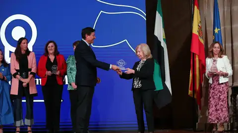 Extremadura, CyL y Andalucía firman el Manifiesto de la Economía Plateada para impulsar el talento sénior Extremadura, CyL y Andalucía firman el Manifiesto de la Economía Plateada para impulsar el talento sénior