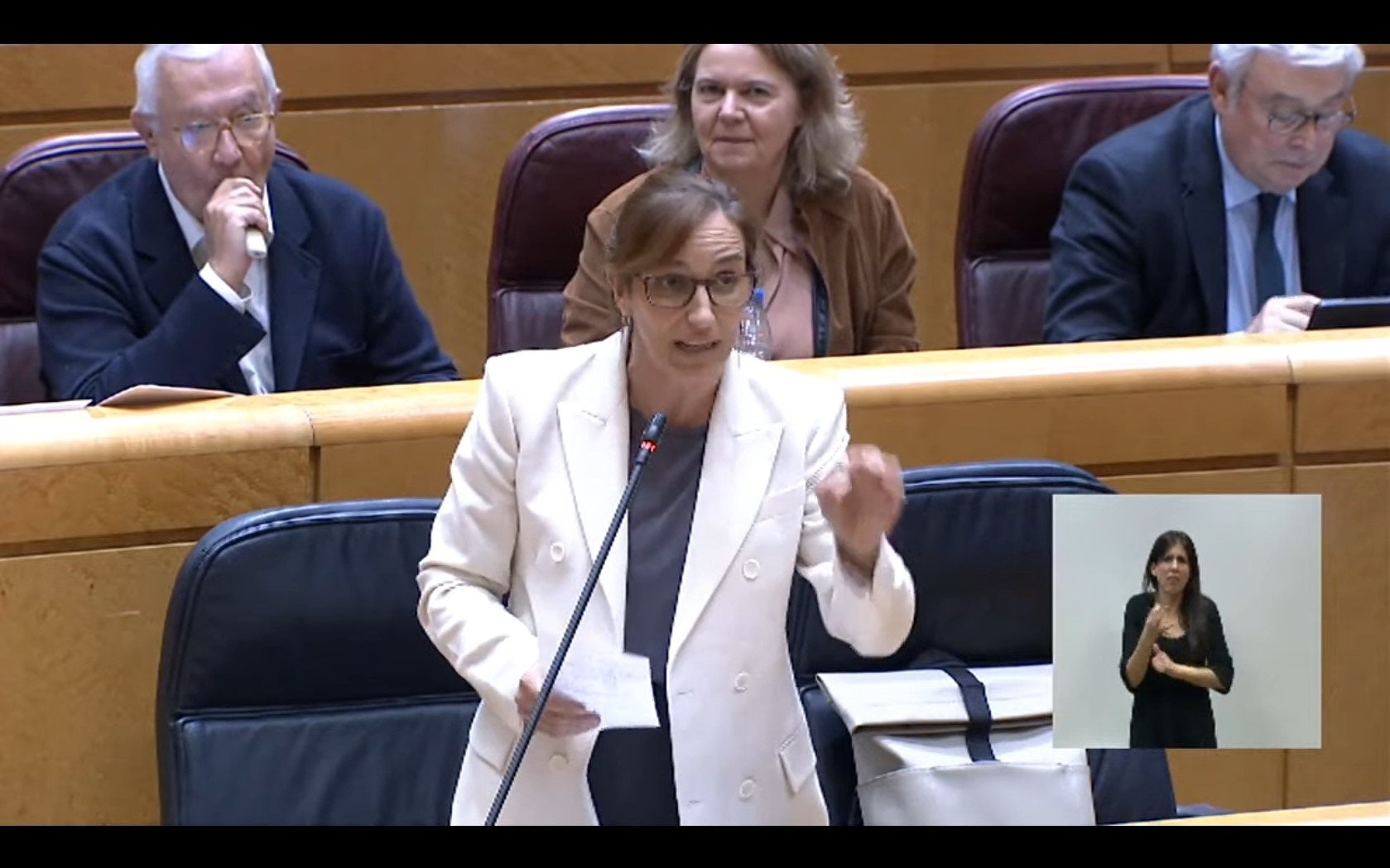 La reacción de Mónica García a la imagen de Arenas fumando váper en el Senado: "¿Está con un cigarrillo a mis espaldas?" La reacción de Mónica García a la imagen de Arenas fumando váper en el Senado: "¿Está con un cigarrillo a mis espaldas?"