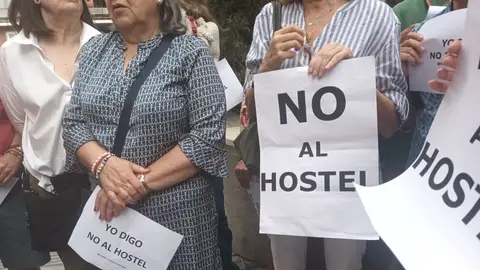 Protesta vecinal contra el hostal del Parque de las Avenidas Protesta vecinal contra el hostal del Parque de las Avenidas