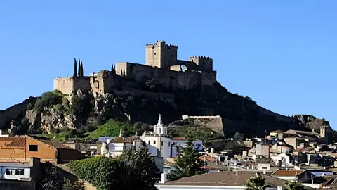 Isabel Gemio y Luis Landero encabezan la fundación de la Asociación Amigos del Castillo de Alburquerque Isabel Gemio y Luis Landero encabezan la fundación de la Asociación Amigos del Castillo de Alburquerque