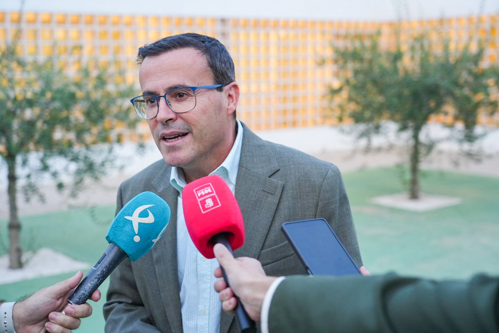 Gallardo acepta la propuesta de RTVE para celebrar un debate electoral y propone que se sumen otro más durante la campaña Gallardo acepta la propuesta de RTVE para celebrar un debate electoral y propone que se sumen otro más durante la campaña