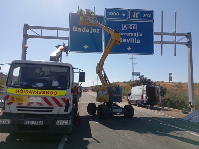 El Gobierno licita por 29,6 millones de euros un contrato para conservar cerca de 200 km de carreteras en la provincia de Badajoz El Gobierno licita por 29,6 millones de euros un contrato para conservar cerca de 200 km de carreteras en la provincia de Badajoz