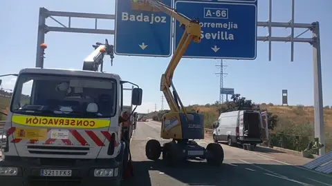 El Gobierno licita por 29,6 millones de euros un contrato para conservar cerca de 200 km de carreteras en la provincia de Badajoz El Gobierno licita por 29,6 millones de euros un contrato para conservar cerca de 200 km de carreteras en la provincia de Badajoz