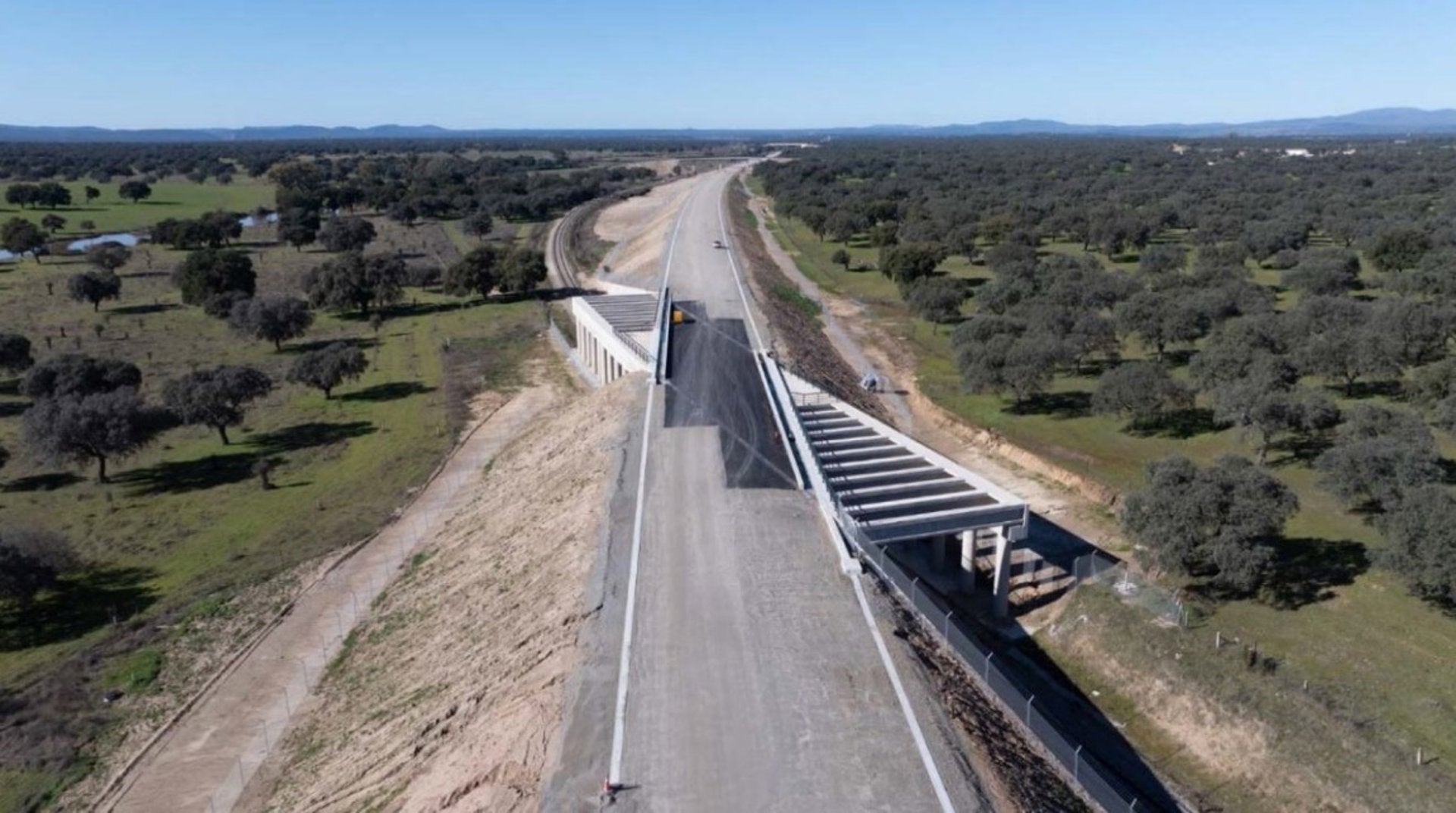 Hitachi gana un contrato clave de 118 millones de euros para un tramo de la alta velocidad en Extremadura Hitachi gana un contrato clave de 118 millones de euros para un tramo de la alta velocidad en Extremadura