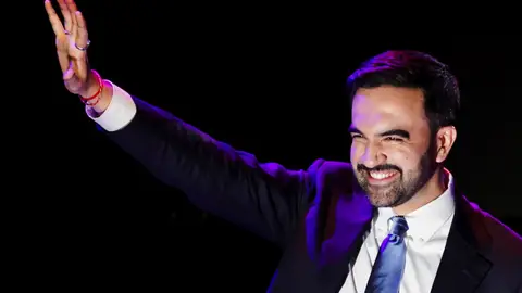 El candidato demócrata a la alcaldía de Nueva York, Zohran Mamdani, saluda a sus seguidores tras ganar las elecciones municipales de 2025, El candidato demócrata a la alcaldía de Nueva York, Zohran Mamdani, saluda a sus seguidores tras ganar las elecciones municipales de 2025,