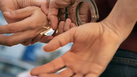 Detenen un home acusat de maltractar el seu fill de set mesos Detenen un home acusat de maltractar el seu fill de set mesos