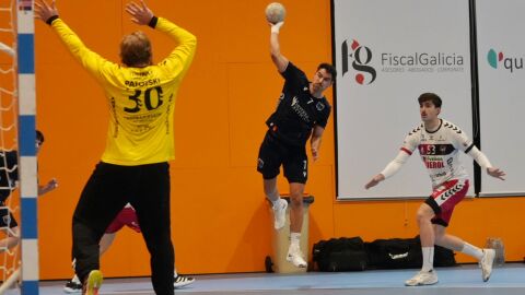 Diego Martínez, del OAR, tira a portería en el partido de Copa contra el Nava Diego Martínez, del OAR, tira a portería en el partido de Copa contra el Nava