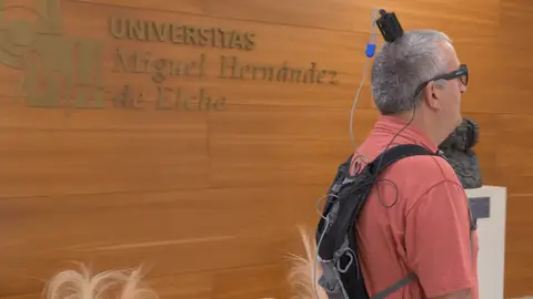 La UMH de Elche desarrolla un sistema de visión artificial que dialoga con el cerebro y lo prueban en dos personas ciegas. La UMH de Elche desarrolla un sistema de visión artificial que dialoga con el cerebro y lo prueban en dos personas ciegas.