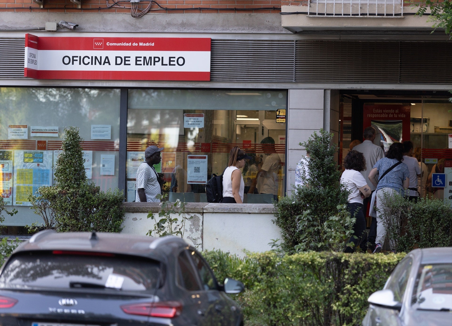 La clase media retrocede en España al tiempo que crece la precariedad laboral La clase media retrocede en España al tiempo que crece la precariedad laboral