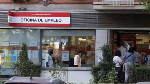 Varias personas hacen cola en una oficina del SEPE, a 4 de agosto de 2025, en Madrid (España). Varias personas hacen cola en una oficina del SEPE, a 4 de agosto de 2025, en Madrid (España).