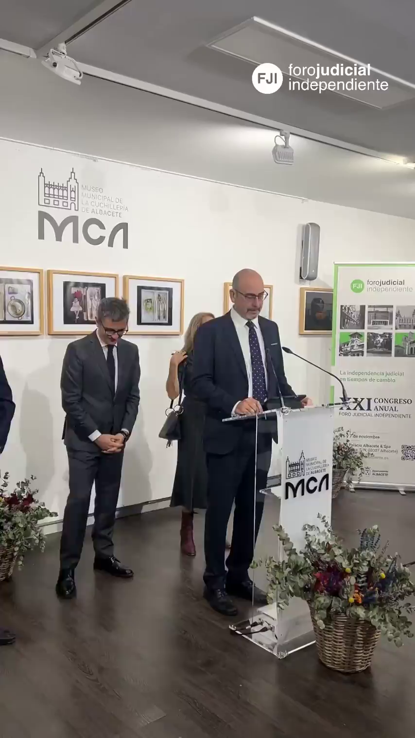 Bolaños aguanta durante seis minutos un demoledor discurso que le señala: "Intentan domeñar al Poder Judicial y hacerlo más complaciente" Bolaños aguanta durante seis minutos un demoledor discurso que le señala: "Intentan domeñar al Poder Judicial y hacerlo más complaciente"