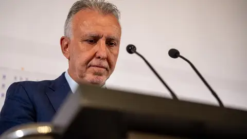 Ángel Víctor Torres defiende su inocencia en la ‘trama de las mascarillas’ vinculada al ‘caso Koldo’ El ministro de Política Territorial y Memoria Democrática, Ángel Víctor Torres (c), comparece en rueda de prensa, en el Ministerio de Política Territorial y Memoria Democrática, a 4 de noviembre de 2025, en Madrid (España). Torres ha ofrecido una rueda de prensa extraordinaria para valorar el informe de la Unidad Central Operativa (UCO) de la Guardia Civil relativo a la contratación del Gobierno de Canarias con la empresa Soluciones de Gestión, vinculada al llamado ‘caso Koldo’. 04 NOVIEMBRE...