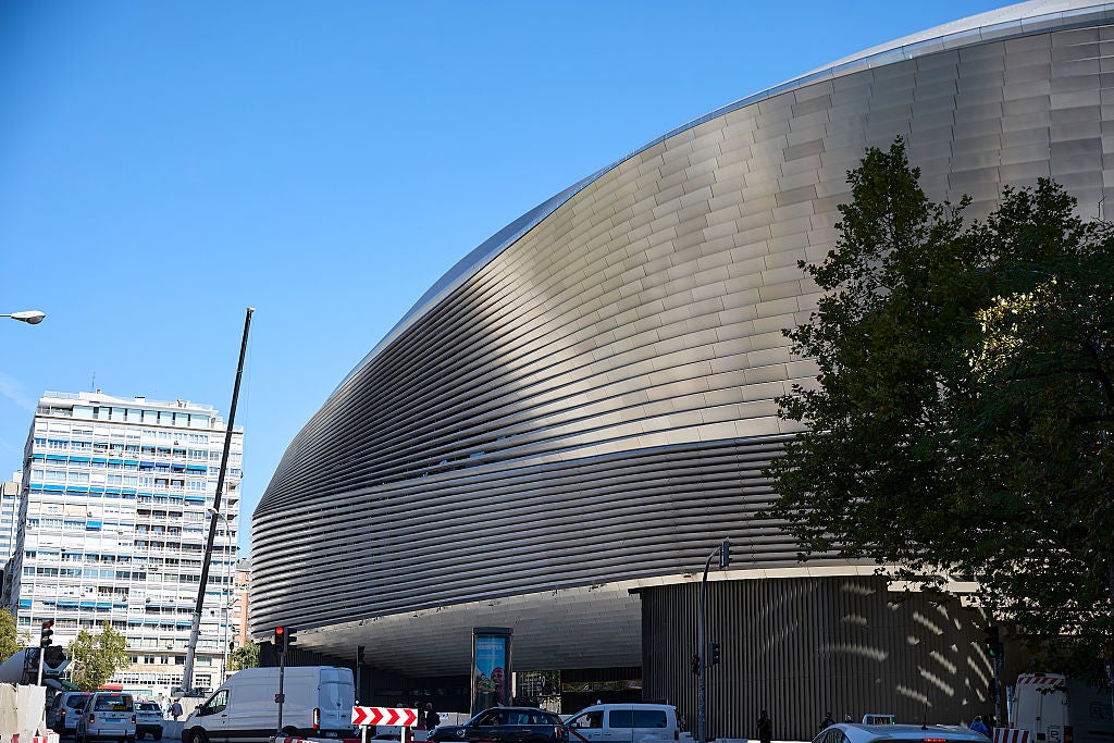 El Santiago Bernabéu se prepara para mitigar el ruido de la NFL y los mini-conciertos: graban a operarios trabajando El Santiago Bernabéu se prepara para mitigar el ruido de la NFL y los mini-conciertos: graban a operarios trabajando