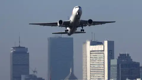Foto de archivo de un vuelo de FedEx despega del Aeropuerto Logan, en Boston (Massachusetts), después de que se levantara la suspensión nacional de despegues impuesta por la Administración Federal de Aviación Foto de archivo de un vuelo de FedEx despega del Aeropuerto Logan, en Boston (Massachusetts), después de que se levantara la suspensión nacional de despegues impuesta por la Administración Federal de Aviación