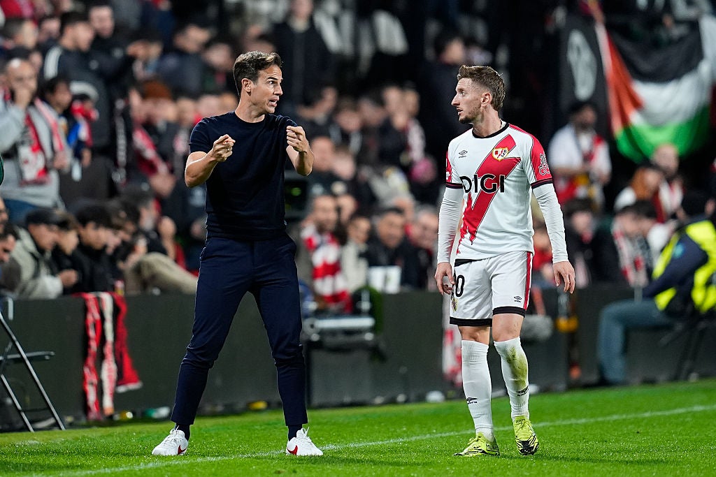 Lío en Vallecas tras la victoria del Rayo: Íñigo Pérez se va del estadio tras una bronca con Balliu Lío en Vallecas tras la victoria del Rayo: Íñigo Pérez se va del estadio tras una bronca con Balliu