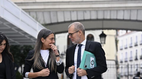 La portavoz en el Congreso de Junts per Catalunya, M&iacute;riam Nogueras (i) junto a los diputados de la formaci&oacute;n Josep Mar&iacute;a Cruset Dom&egrave;nech (d) a su salida del Congreso