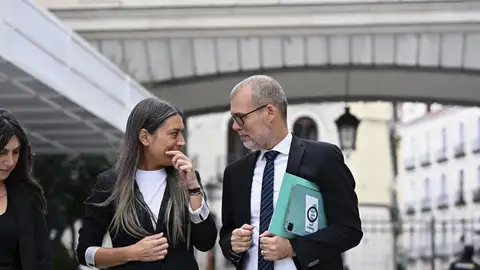 La portavoz en el Congreso de Junts per Catalunya, Míriam Nogueras (i) junto a los diputados de la formación Josep María Cruset Domènech (d) a su salida del Congreso La portavoz en el Congreso de Junts per Catalunya, Míriam Nogueras (i) junto a los diputados de la formación Josep María Cruset Domènech (d) a su salida del Congreso