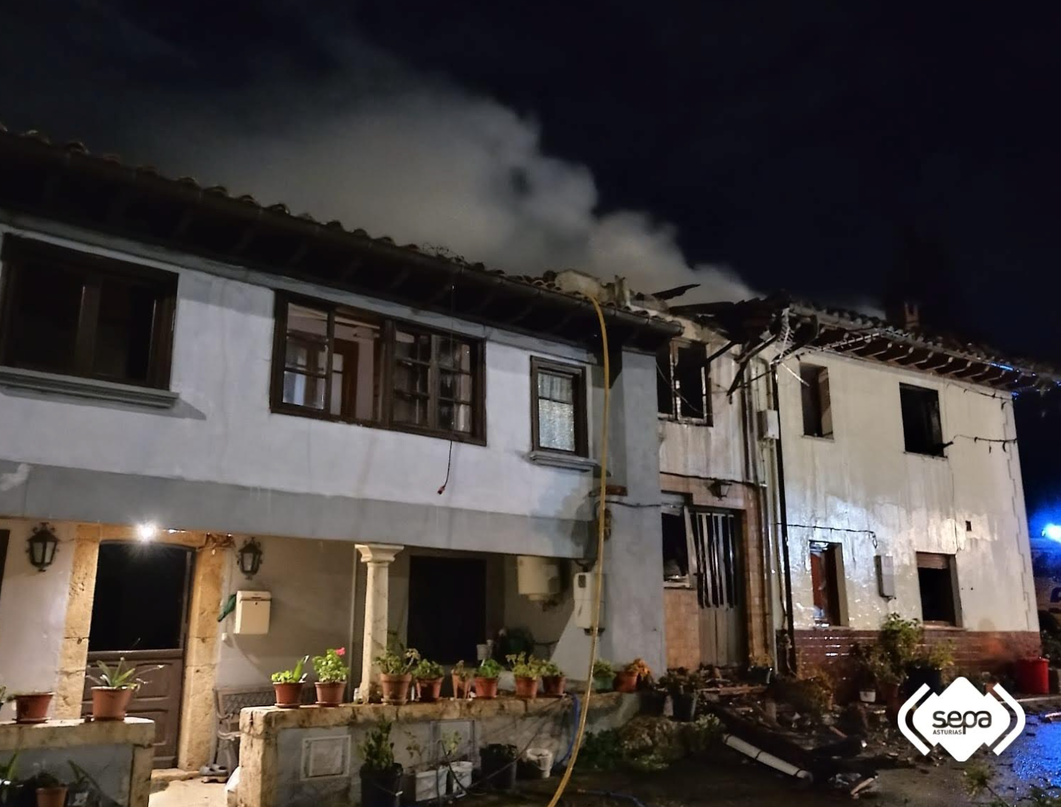Los bomberos sofocan un incendio sin daños personales en la zona rural de Piloña Los bomberos sofocan un incendio sin daños personales en la zona rural de Piloña