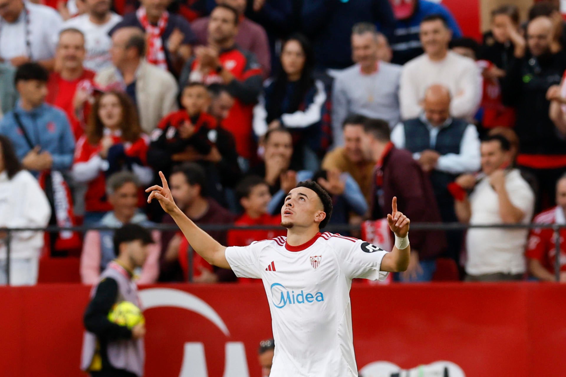 El Sevilla sufre (mucho) para llevarse tres puntos de oro El Sevilla sufre (mucho) para llevarse tres puntos de oro