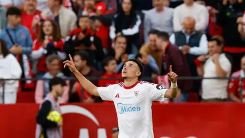 El centrocampista del Sevilla Rubén Vargas celebra tras marcar el 1-0 de penalti durante el encuentro correspondiente a la jornada 12 de LaLiga entre Sevilla FC y CA Osasuna celebrado este sábado en el estadio Ramón Sánchez-Pizjuán de Sevilla El centrocampista del Sevilla Rubén Vargas celebra tras marcar el 1-0 de penalti durante el encuentro correspondiente a la jornada 12 de LaLiga entre Sevilla FC y CA Osasuna celebrado este sábado en el estadio Ramón Sánchez-Pizjuán de Sevilla