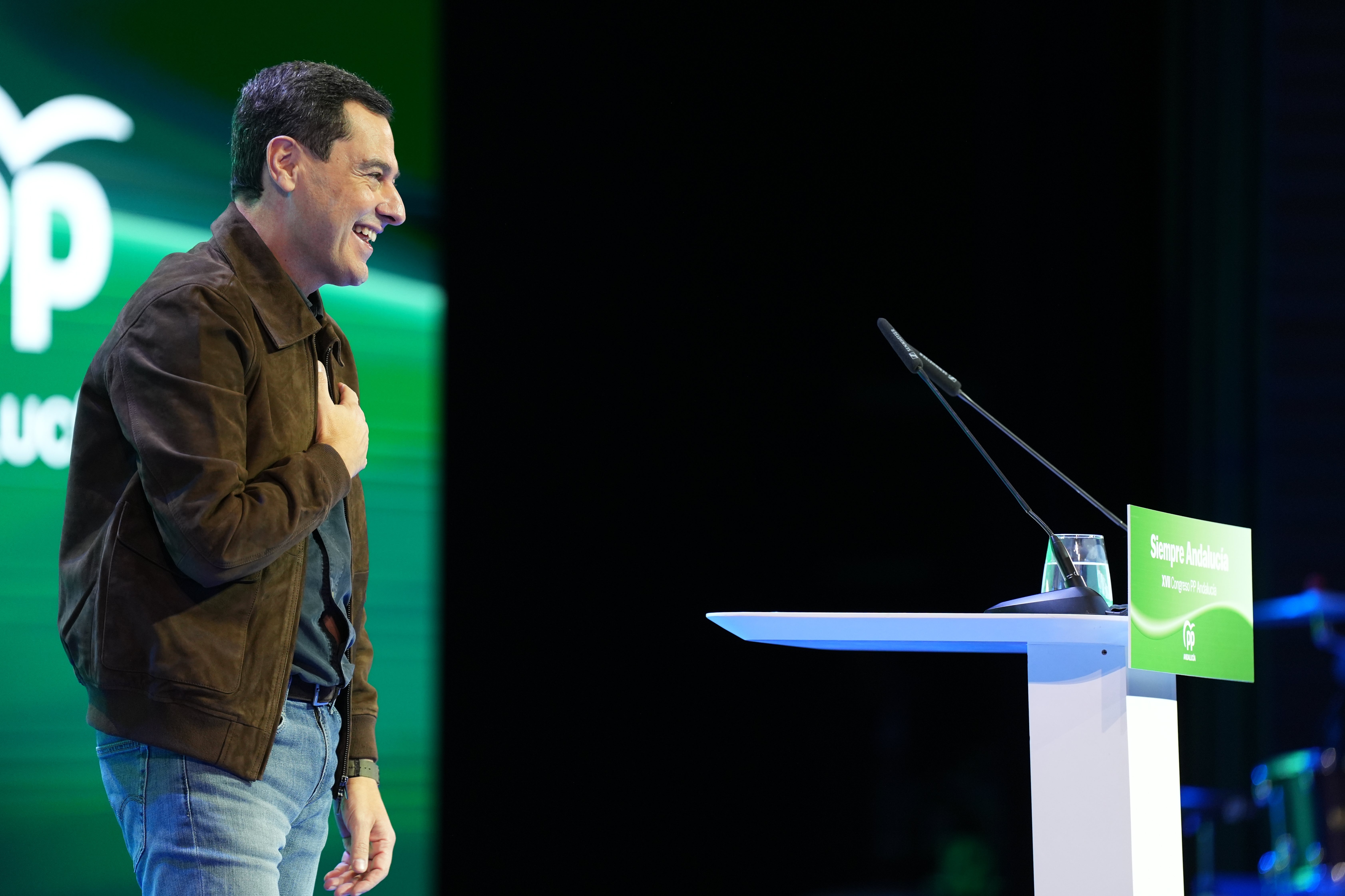 Moreno consolida su figura al frente del PP andaluz con el 99,95% de los votos tras la crisis de los cribados: "Me voy a dejar la piel" Moreno consolida su figura al frente del PP andaluz con el 99,95% de los votos tras la crisis de los cribados: "Me voy a dejar la piel"