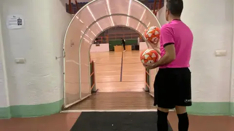 Un colegiado, en la zona de acceso a la pista de la instalación deportiva Un colegiado, en la zona de acceso a la pista de la instalación deportiva