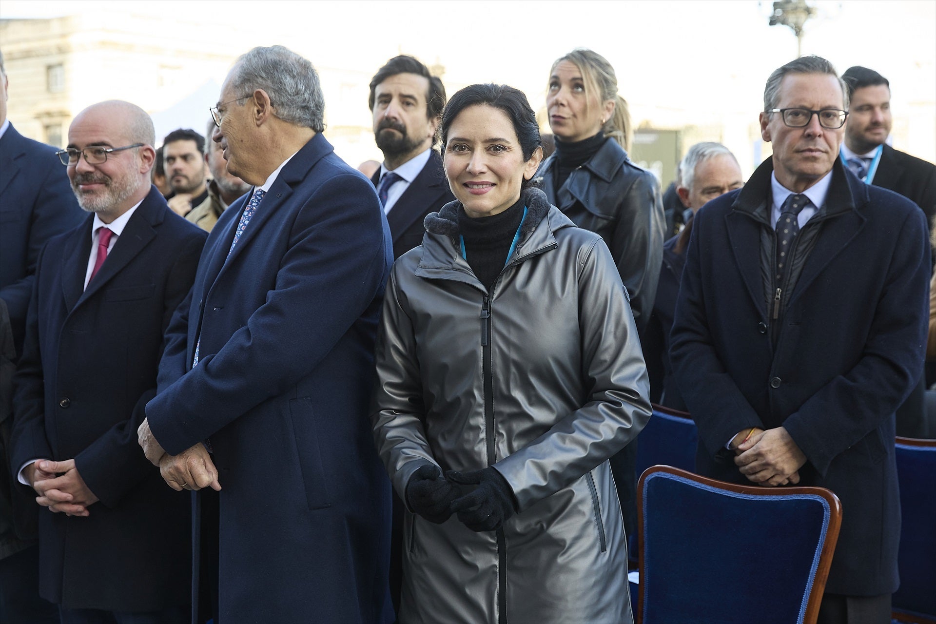 Ayuso recibe el alta hospitalaria tras abandonar en ambulancia la misa de la Almudena por una "leve indisposición" Ayuso recibe el alta hospitalaria tras abandonar en ambulancia la misa de la Almudena por una "leve indisposición"