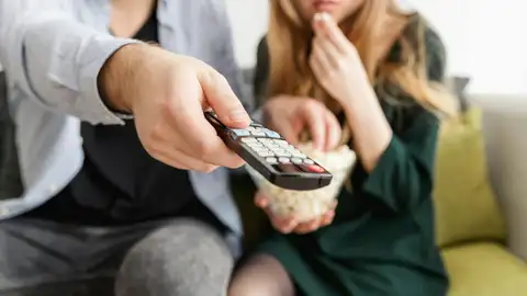 Una pareja viendo la televisión Una pareja viendo la televisión