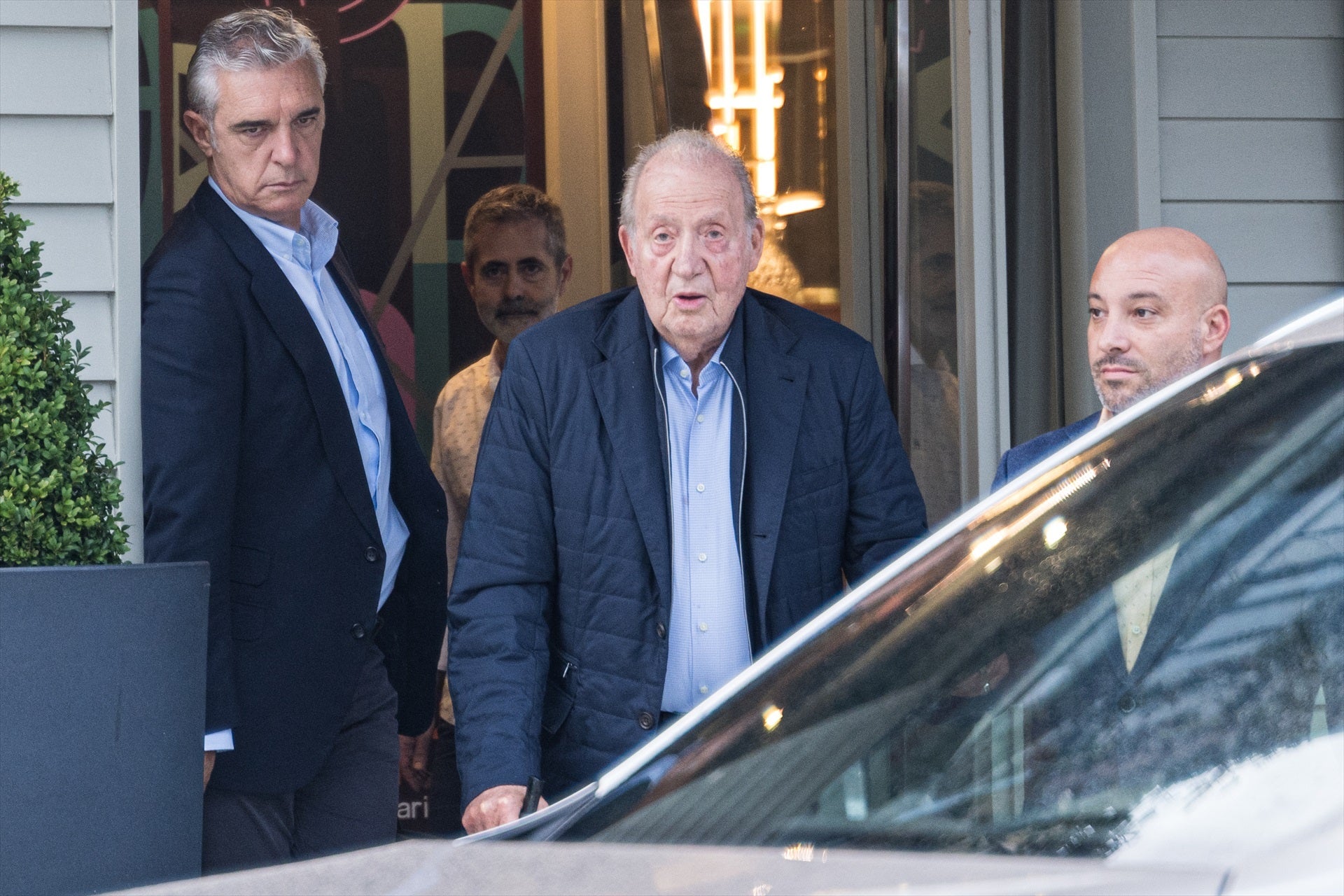 Juan Carlos I evita pronunciarse sobre sus memorias en Sanxenxo: "Hace un día estupendo" Juan Carlos I evita pronunciarse sobre sus memorias en Sanxenxo: "Hace un día estupendo"