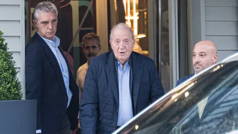 El rey emérito Juan Carlos I, a su salida de un restaurante de O Grove (Pontevedra) el 5 de noviembre El rey emérito Juan Carlos I, a su salida de un restaurante de O Grove (Pontevedra) el 5 de noviembre