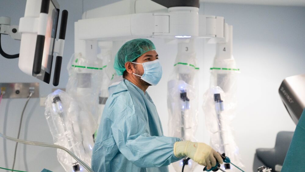 Un momento de una operación con el robot Da Vinci