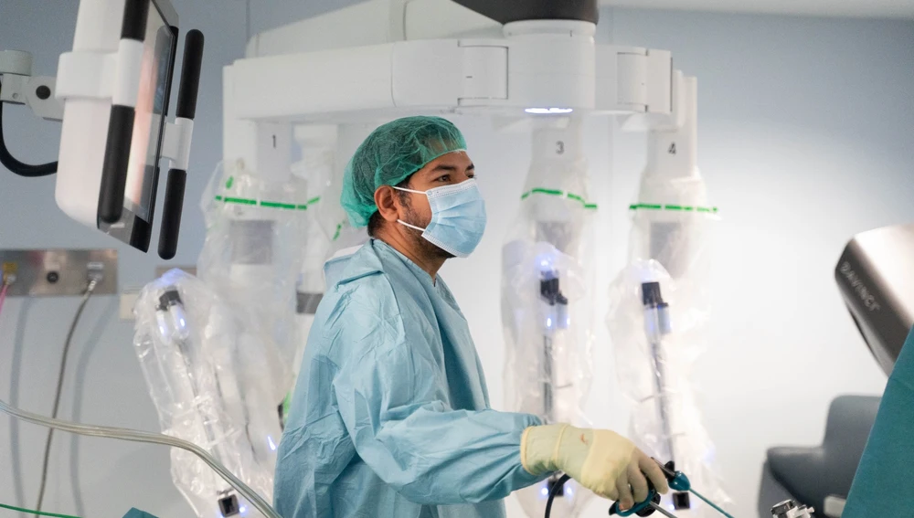 Un momento de una operación con el robot Da Vinci Un momento de una operación con el robot Da Vinci