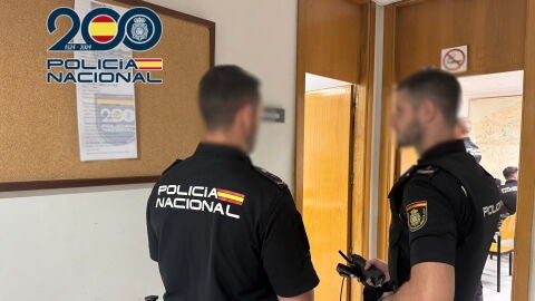 Dos agentes de la Polic&iacute;a Nacional en la Comisar&iacute;a de Elche.