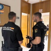 Dos agentes de la Policía Nacional en la Comisaría de Elche.