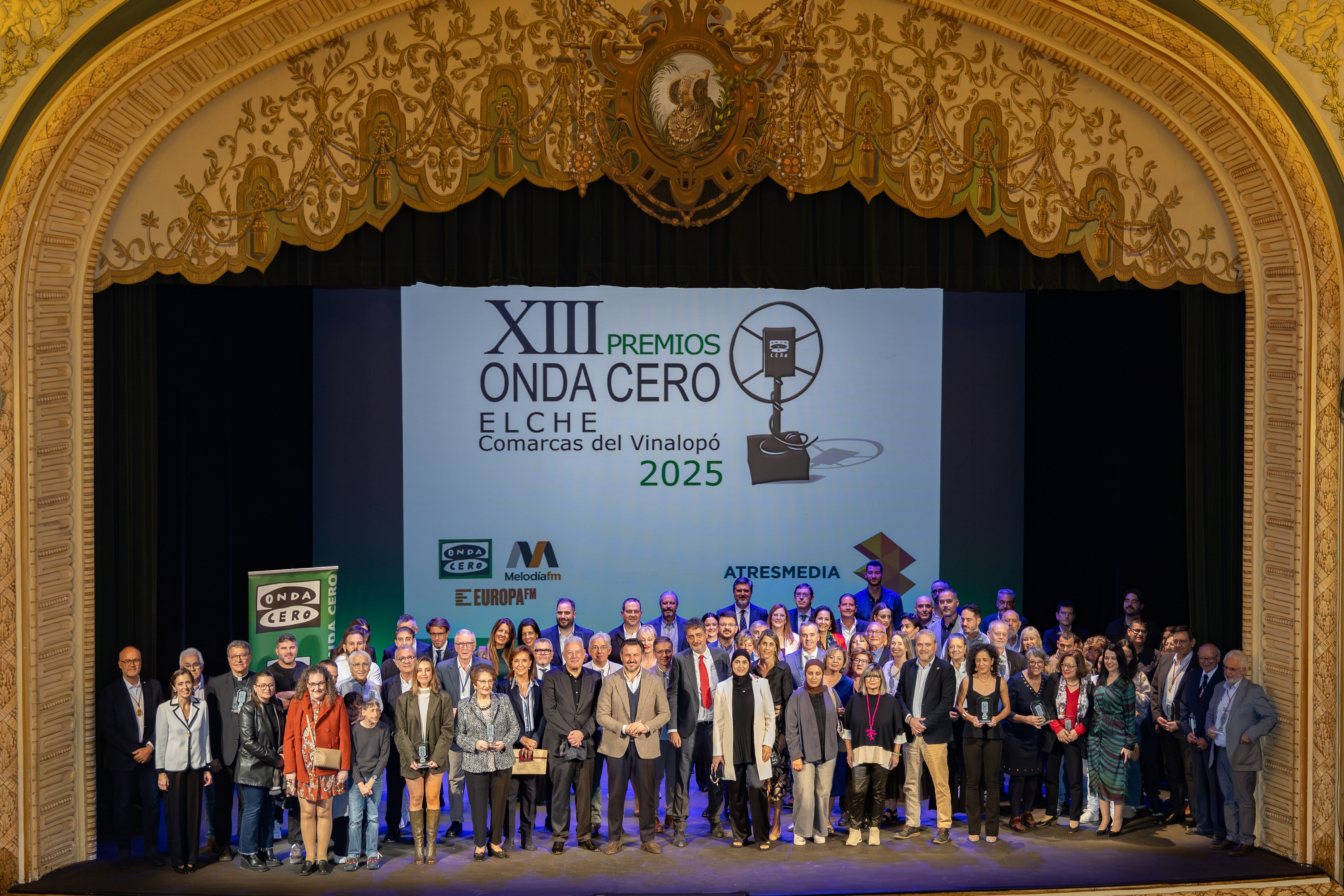 Tradicional 'foto de familia' de los XIII premios Onda Cero Elche-comarcas del Vinalopó. Tradicional 'foto de familia' de los XIII premios Onda Cero Elche-comarcas del Vinalopó.