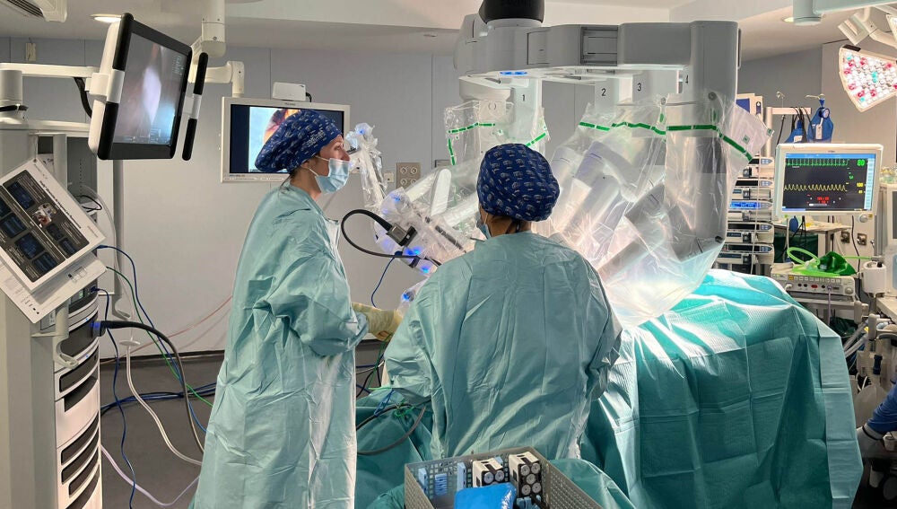 Un momento de una operación con el robot Da Vinci
