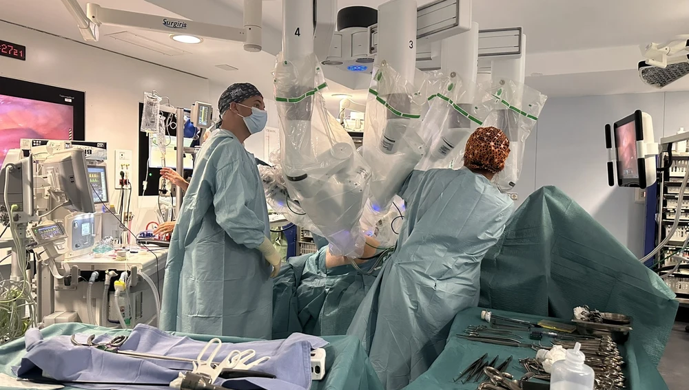 Un momento de una operación con el robot Da Vinci Un momento de una operación con el robot Da Vinci
