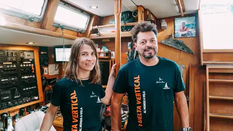 Paula Gonzalvo y Pedro Jiménez en el velero 'Alegría Marineros'. Paula Gonzalvo y Pedro Jiménez en el velero 'Alegría Marineros'.