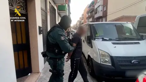 Uno de los detenidos por la Guardia Civil Uno de los detenidos por la Guardia Civil