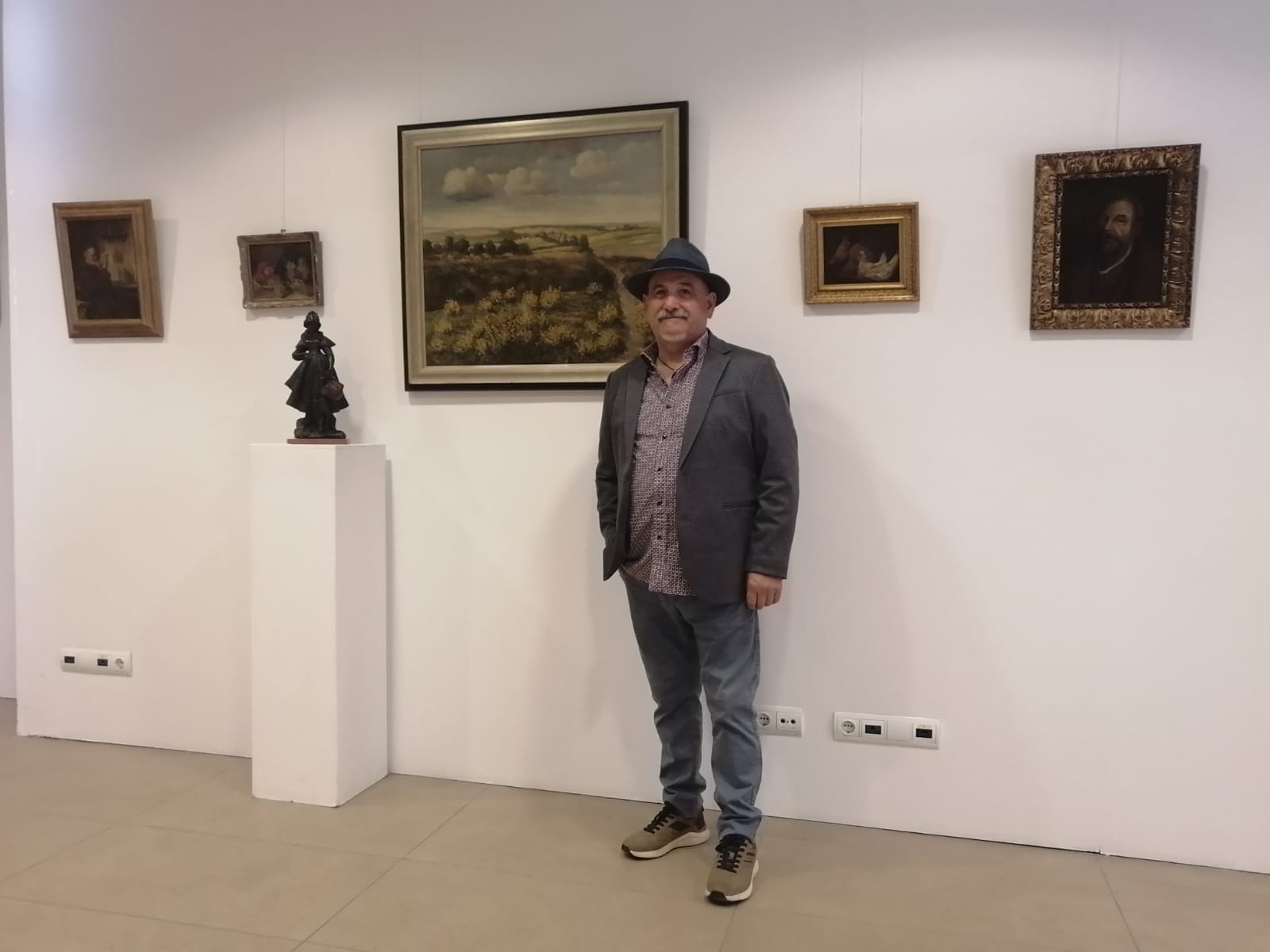 Anthony Gofer presenta su primera exposición en Sant Rafel: “El universo me dijo que era el momento” Anthony Gofer presenta su primera exposición en Sant Rafel: “El universo me dijo que era el momento”