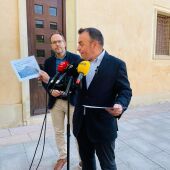 Ramón Abad, diputado socialista en Les Corts, junto a Héctor Díez, portavoz socialista en Elche.