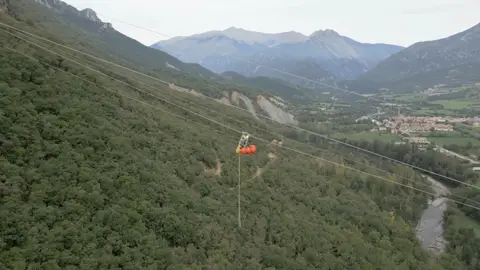 Colocan balizas en líneas eléctricas de Huesca para facilitar los rescates de montaña Colocan balizas en líneas eléctricas de Huesca para facilitar los rescates de montaña