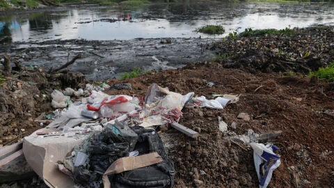 basura acumulada en el canal del Galo en Bel&eacute;m (Brasil).