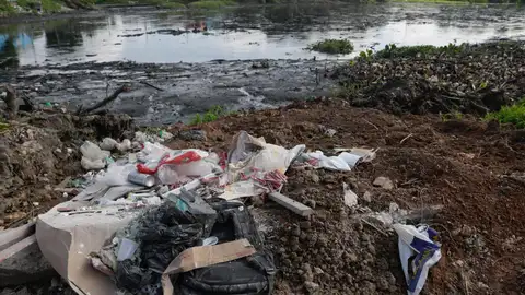 basura acumulada en el canal del Galo en Belém (Brasil). basura acumulada en el canal del Galo en Belém (Brasil).