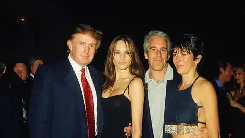 De izquierda a derecha, Donald Trump y su novia (y futura esposa), la exmodelo Melania Knauss, el financiero (y futuro delincuente sexual convicto) Jeffrey Epstein, y la socialité británica Ghislaine Maxwell posan juntos en el club Mar-a-Lago, Palm Beach, Florida, el 12 de febrero de 2000. De izquierda a derecha, Donald Trump y su novia (y futura esposa), la exmodelo Melania Knauss, el financiero (y futuro delincuente sexual convicto) Jeffrey Epstein, y la socialité británica Ghislaine Maxwell posan juntos en el club Mar-a-Lago, Palm Beach, Florida, el 12 de febrero de 2000.