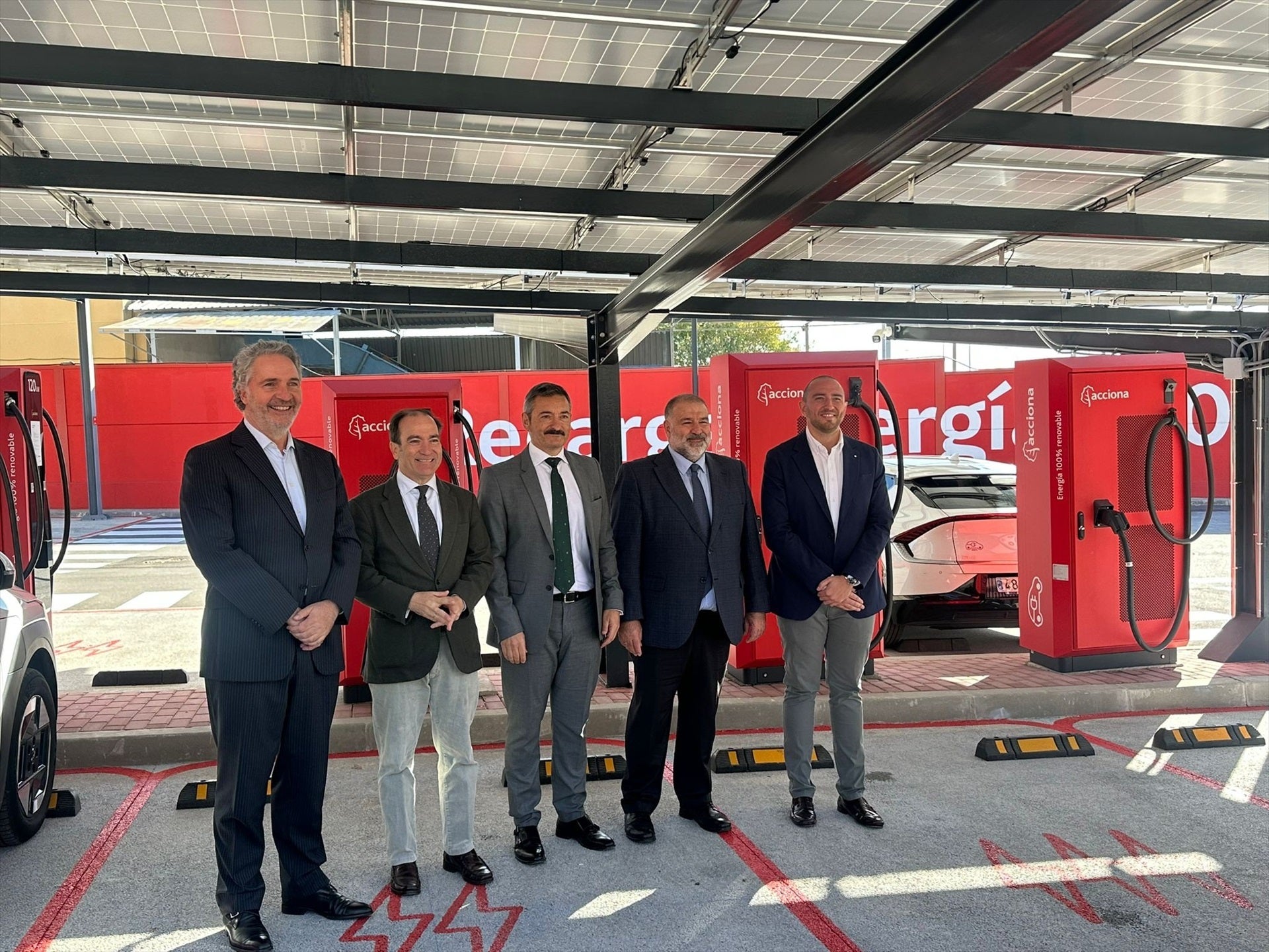 Madrid inaugura en Vicálvaro la mayor electrolinera pública de la ciudad con 32 puntos de recarga rápida Madrid inaugura en Vicálvaro la mayor electrolinera pública de la ciudad con 32 puntos de recarga rápida