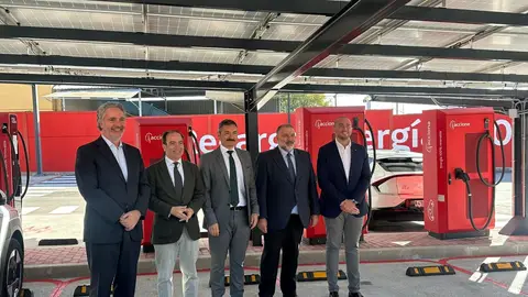 Madrid inaugura en Vicálvaro la mayor electrolinera pública de la ciudad con 32 puntos de recarga rápida Madrid inaugura en Vicálvaro la mayor electrolinera pública de la ciudad con 32 puntos de recarga rápida