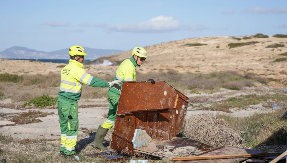 Imagen de los trabajos para retirar el barco Helissara en el litoral de Formentera Imagen de los trabajos para retirar el barco Helissara en el litoral de Formentera