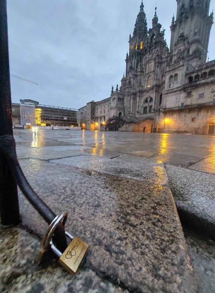 Los "candados del amor" llegan a la Praza do Obradoiro y aparecen varios colocados en la barandilla de la avenida de Raxoi mientras Raxoi y Apatrigal denuncian una nueva agresión al patrimonio Los "candados del amor" llegan a la Praza do Obradoiro y aparecen varios colocados en la barandilla de la avenida de Raxoi mientras Raxoi y Apatrigal denuncian una nueva agresión al patrimonio